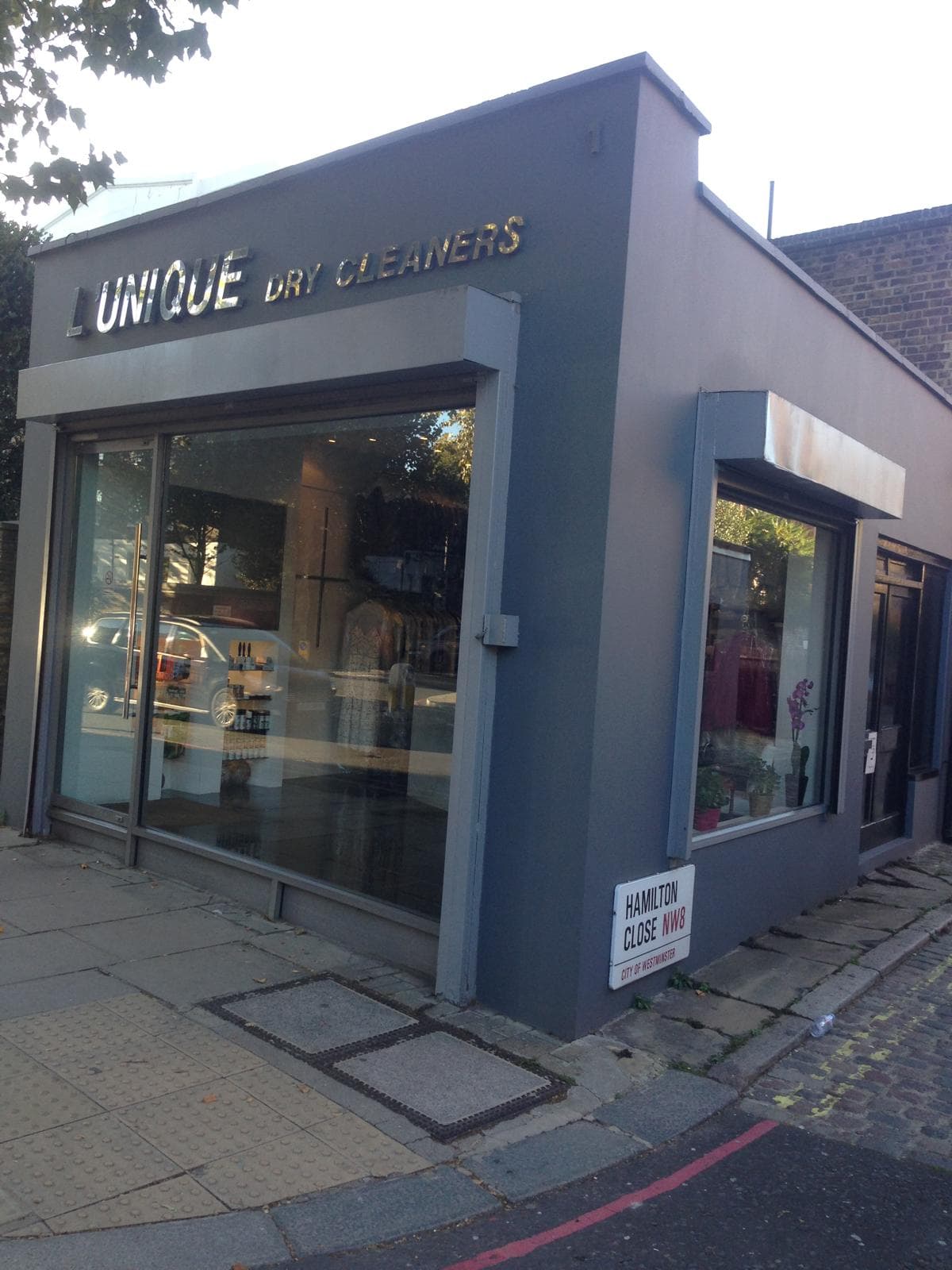 L'Unique Dry Cleaners shop